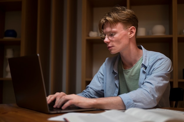 Foto junger mann lernt in einem virtuellen klassenzimmer