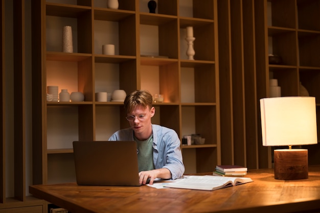 Foto junger mann lernt in einem virtuellen klassenzimmer