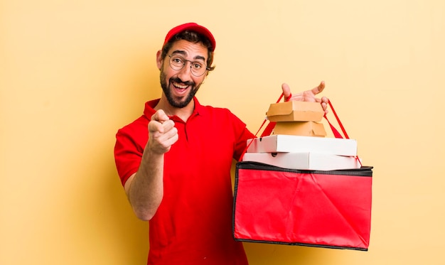 Junger Mann liefert Fast-Food-Konzept zum Mitnehmen