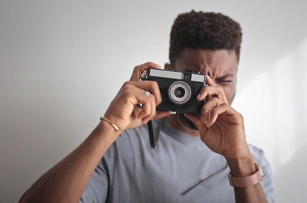 junger Mann macht ein Foto mit einer Kamera