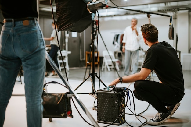 Junger Mann mit Akku in einem Studio