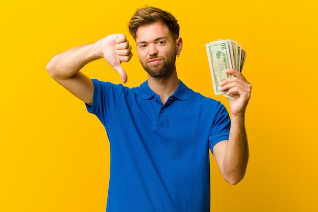 Junger Mann mit Banknoten