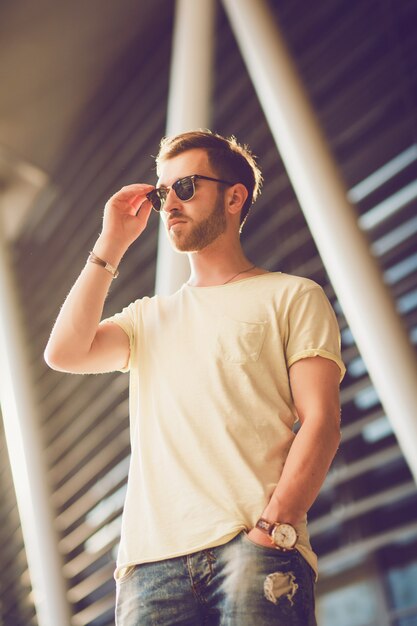 Junger Mann mit Bart in der Sonnenbrille