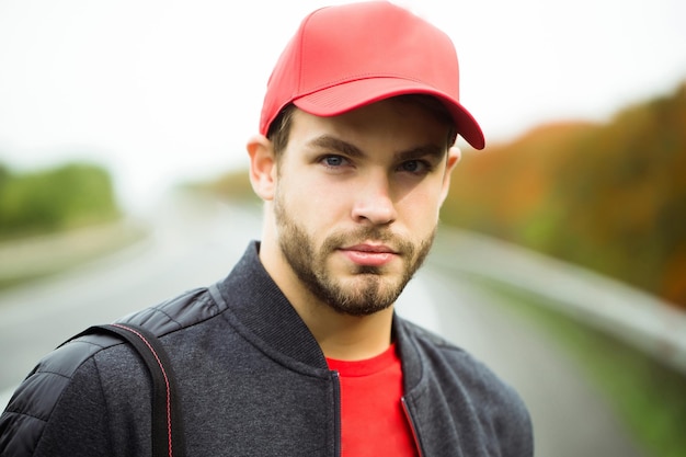 Foto junger mann mit baseballmütze