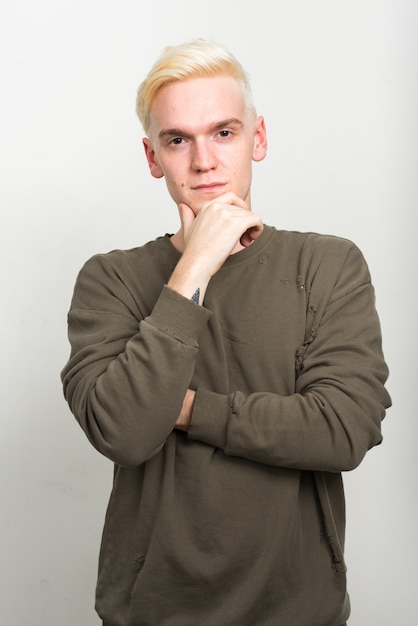 junger Mann mit blonden Haaren auf Weiß