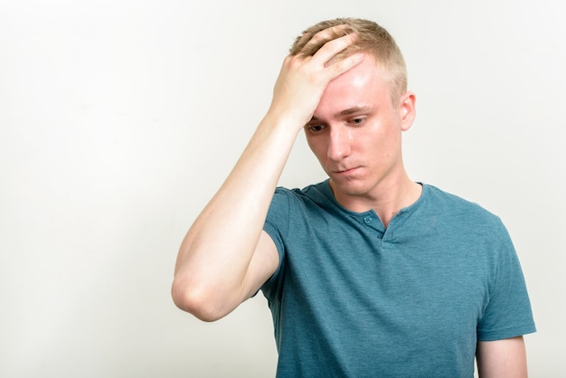 junger Mann mit blonden Haaren auf Weiß