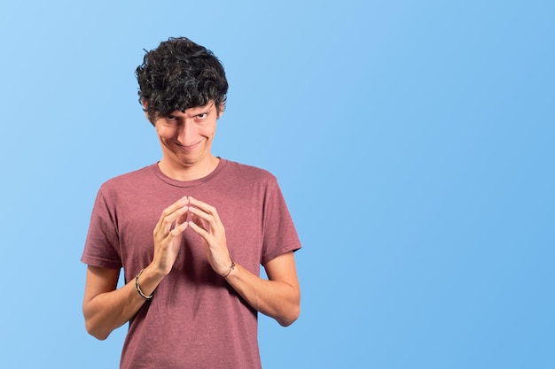 Junger Mann mit bösem und lustigem Gesicht auf flacher Lage