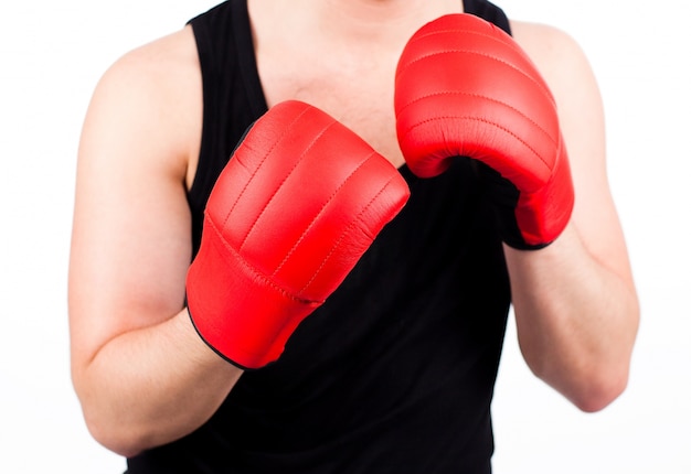 junger Mann mit Boxhandschuhen