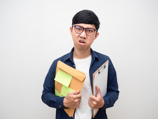 Junger Mann mit Brille, wütendes Gesicht, das viel Arbeit hält