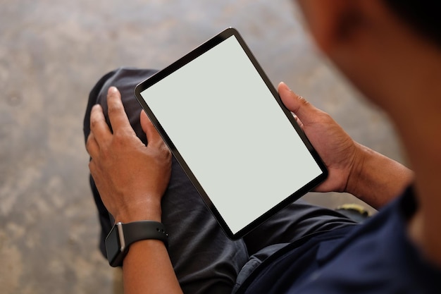 Junger Mann mit digitalem Tablet Leerer Bildschirm für Ihren Textx9