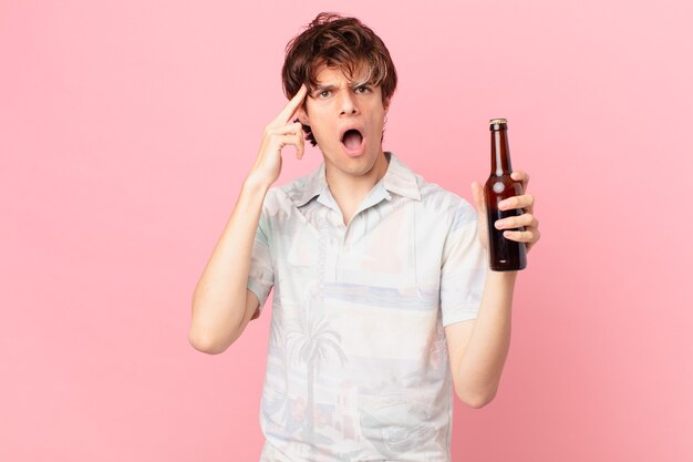 junger Mann mit einem Bier