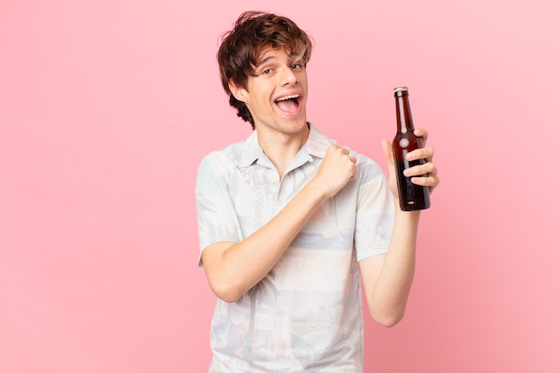 junger Mann mit einem Bier