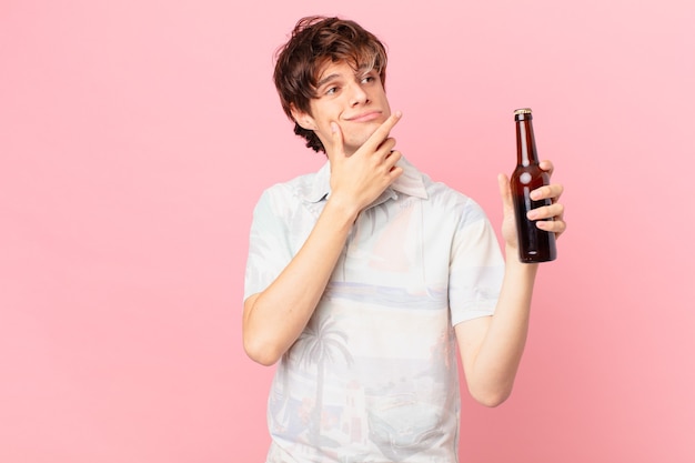 junger Mann mit einem Bier