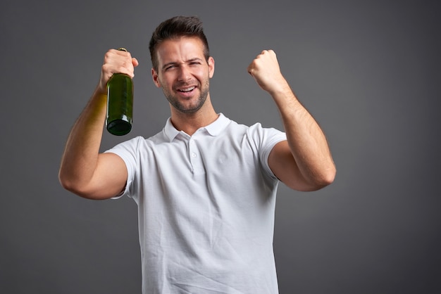 Junger Mann mit einem Bier