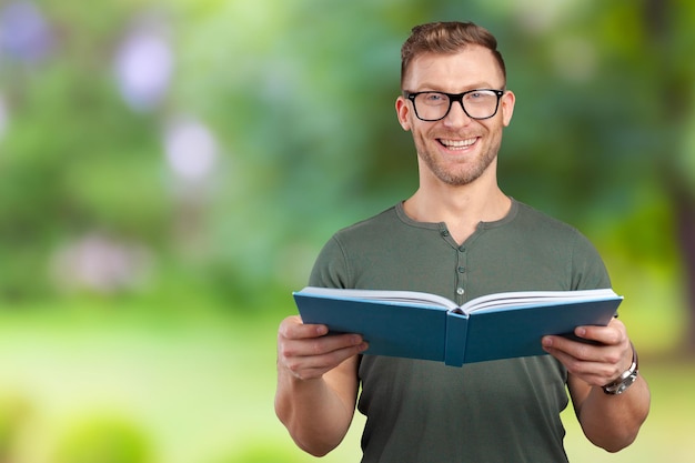 Junger Mann mit einem Buch