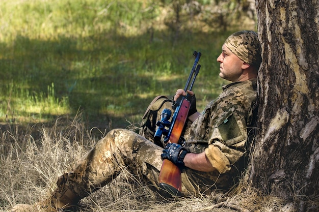 Junger Mann mit einem Luftgewehr