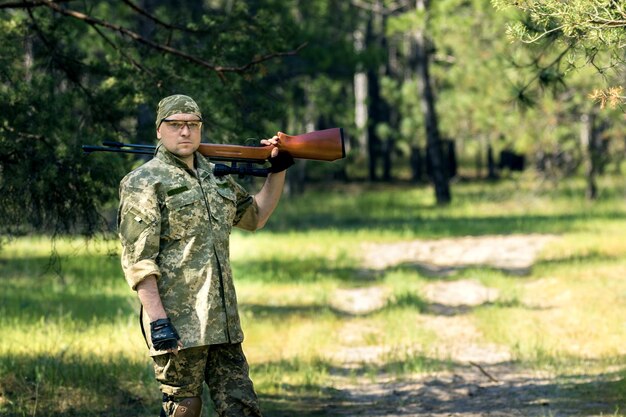 Junger Mann mit einem Luftgewehr