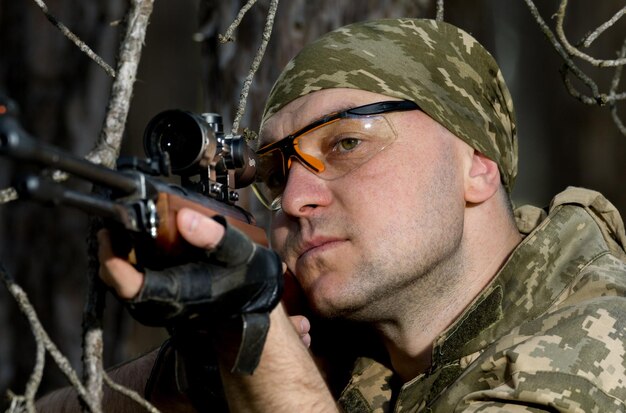 Junger Mann mit einem Luftgewehr