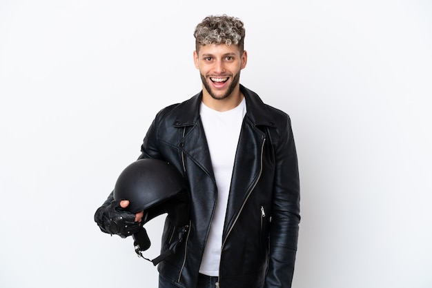 Junger Mann mit einem Motorradhelm isoliert auf weißem Hintergrund mit überraschtem Gesichtsausdruck