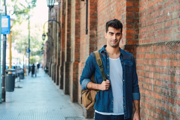 Junger Mann mit einem Rucksack