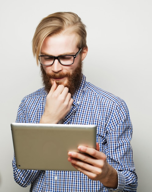 Junger Mann mit einem Tablet-Computer