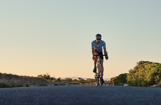 Junger Mann mit Fahrrad unterwegs