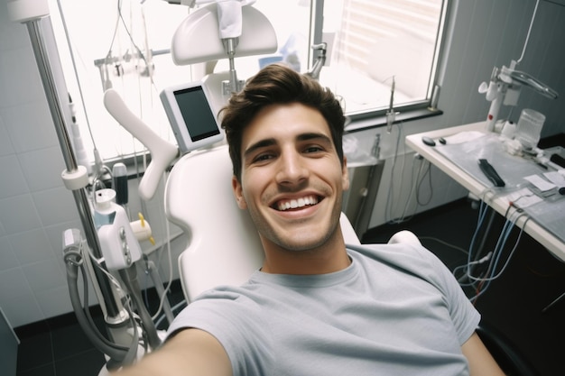 Junger Mann mit glücklichem und überraschtem Gesichtsausdruck in einer Zahnarztklinik