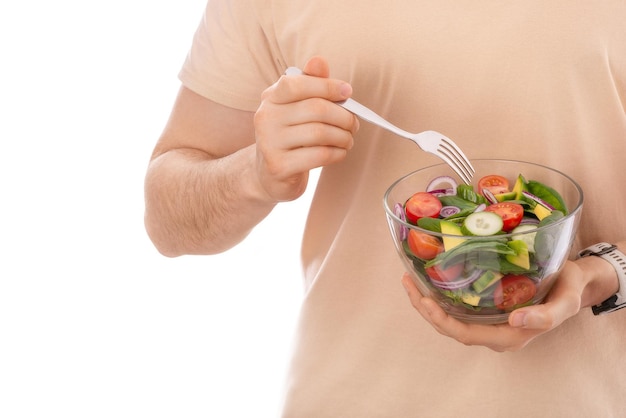 junger Mann mit grünem Salat in seinen Händen