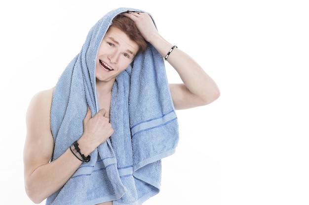 Junger Mann mit Handtuch entspannend nach der Dusche. Isoliert auf weißem Hintergrund