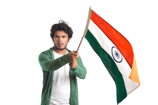 Junger Mann mit indischer Flagge oder Trikolore auf weißem Hintergrund