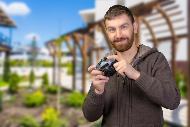 Junger mann mit kamera