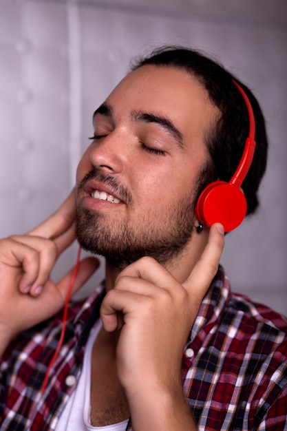 Junger Mann mit Kopfhörern