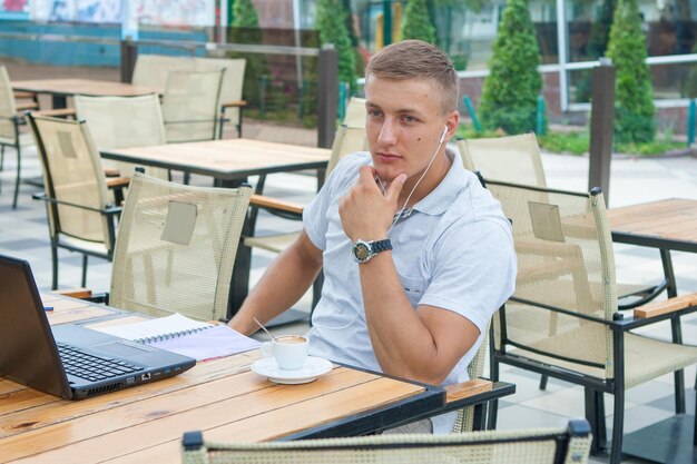 Junger Mann mit Kopfhörern