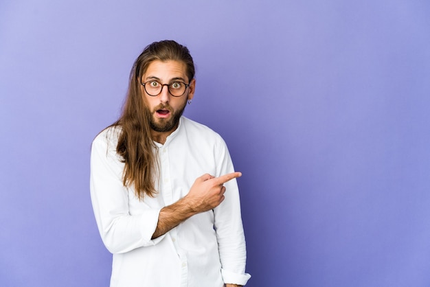 Junger Mann mit langen Haaren sehen zur Seite