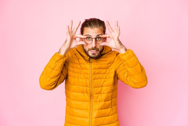 Junger Mann mit langen Haaren sieht die Augen offen, um eine Erfolgschance zu finden.