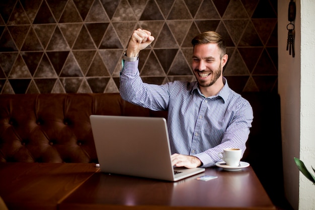 Junger Mann mit Laptop