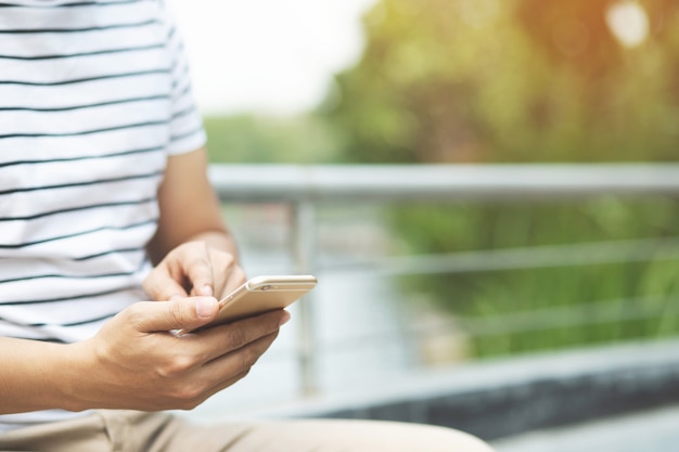 Junger Mann mit mobilem Smartphone.