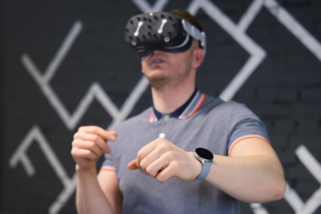 Junger Mann mit modernem Gerät Virtual Reality VR-Masken-Headset oder Brille 3D-AR-Metaverse