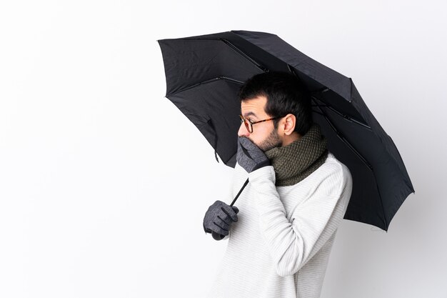 Junger Mann mit Regenschirm