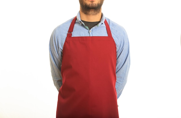 Junger Mann mit roter Schürze