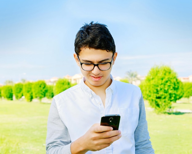 Junger Mann mit Smartphone im Freien