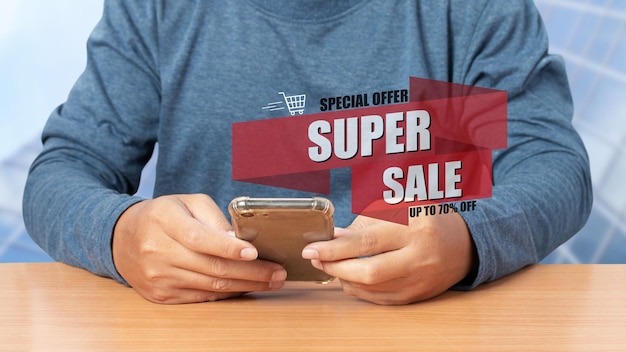 Junger Mann mit Smartphone-Shopping online mit SUPER SALE Rabatt-Banner-Aktion