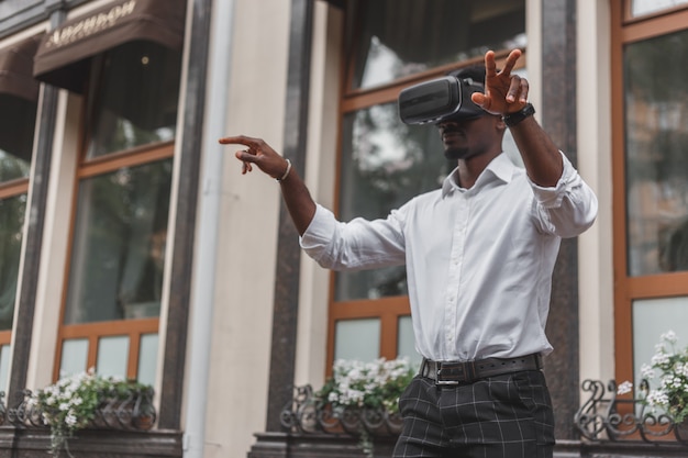 Junger Mann mit Virtual-Reality-Brille auf der Straße