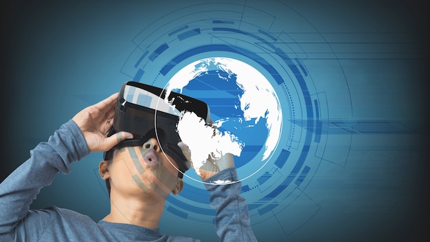 Junger Mann mit Virtual-Reality-Headset. VR, Online-Konzept der Zukunftstechnologie. Digitaler Bildschirm.