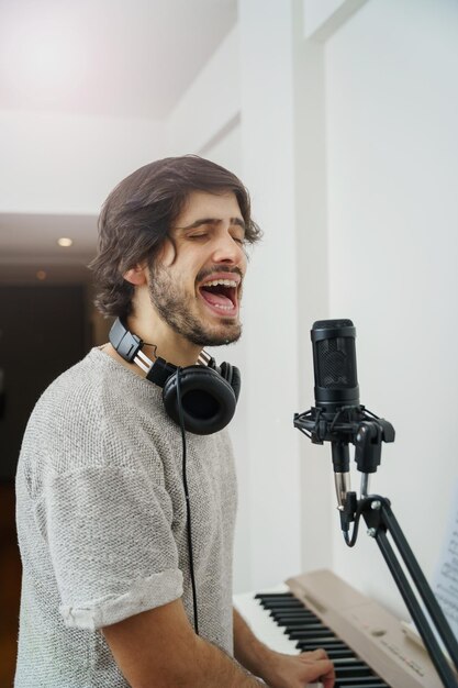 Junger Mann singt und fühlt die Musik konzentriert