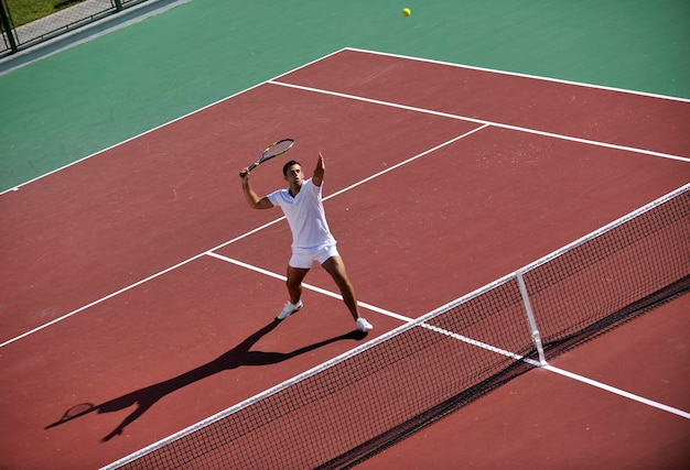 junger Mann spielt Tennis