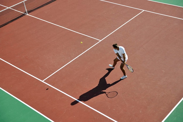 junger Mann spielt Tennis