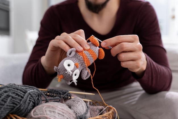 Foto junger mann strickt beim entspannen