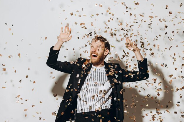 Junger Mann tanzt auf einer Silvesterparty