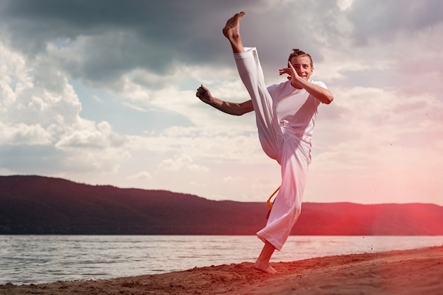 Junger Mann trainiert Capoeira